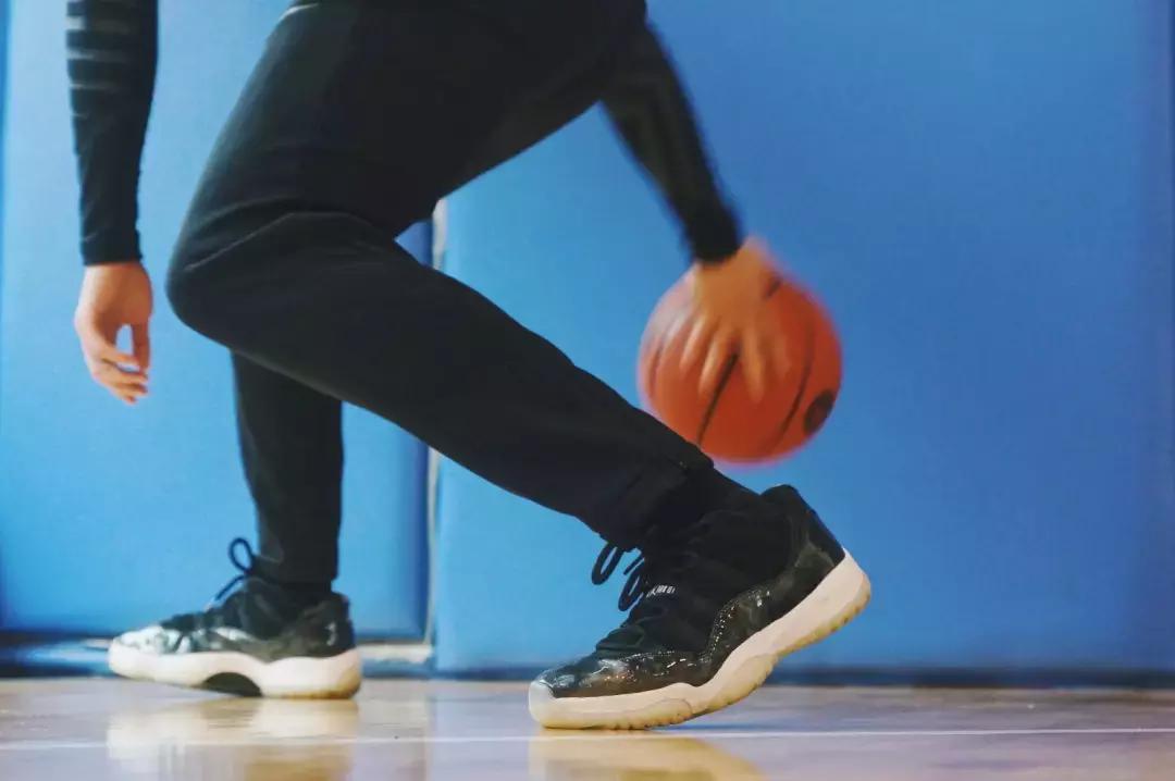 我们穿着Nike这套超保暖运动服,下雪天出门跑了三圈