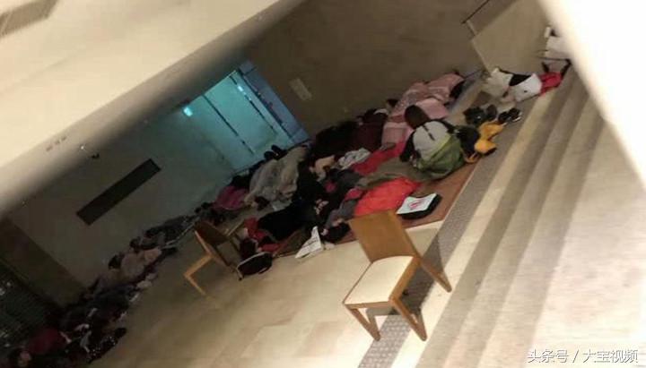 韩国打地铺排队,韩国民众打地铺排队
