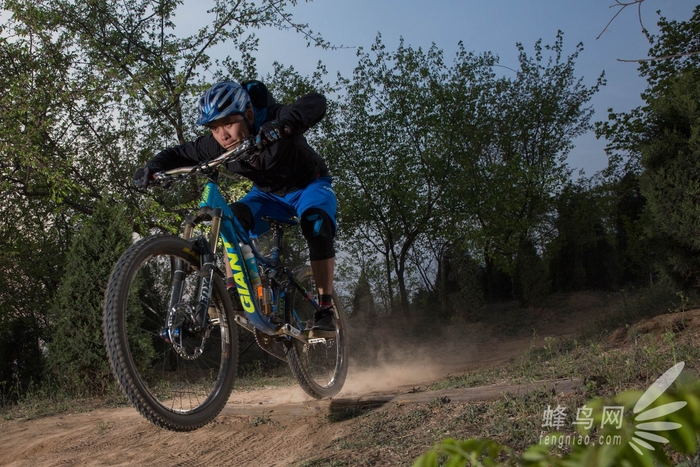 神牛ad600外拍灯引闪器设置,神牛ad600bm外拍灯的同步速度