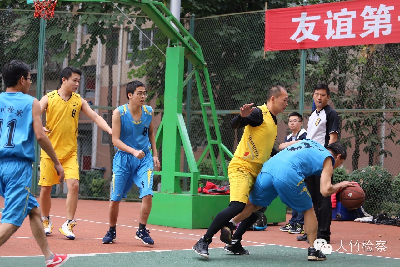 第35期图说：检察官“男神”----足球场上的英姿