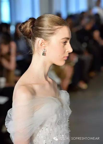 流行穿什么红色婚纱结婚好看,2020最流行的婚礼婚纱款式