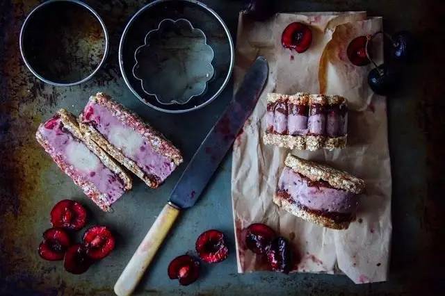 吃巧克力马卡龙冰淇淋三明治,哈根达斯牛奶太妃三明治冰淇淋