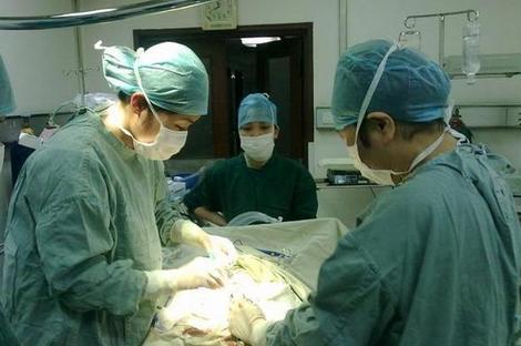 孕妇突然出现褐色血怎么办,孕妇突然脸色苍白怎么回事