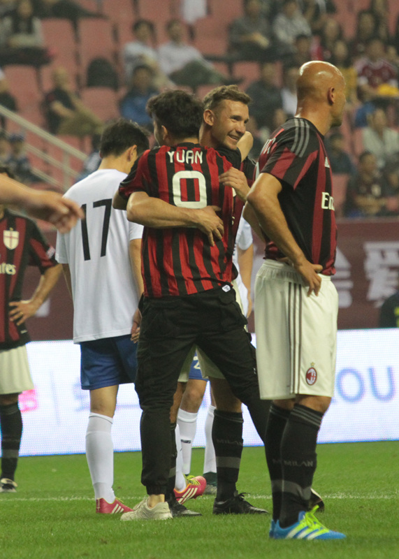 米兰中国球迷冲进场拥抱舍甫琴科!被保安无情带走*弹核**头频求情