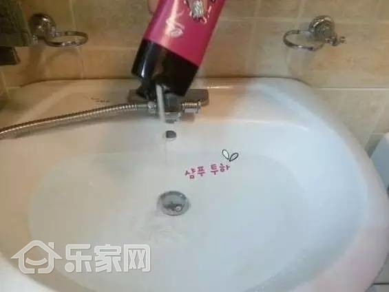 家里洗手台发霉、泛黄怎么办？几滴洗发水真神了