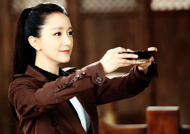 她16岁出道，19岁*款贷**养家，虽演技不俗，却一直不温不火