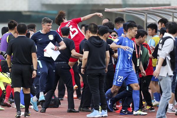 法律专家：武汉宏兴的球场*力暴**已构成4项犯罪事实，可以量刑！