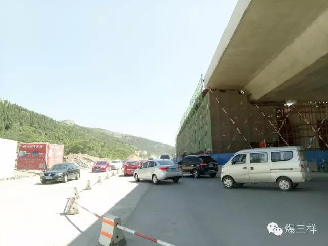 小样探路：经十路夜间施工白天盖钢板通行，非高峰期路况并不糟