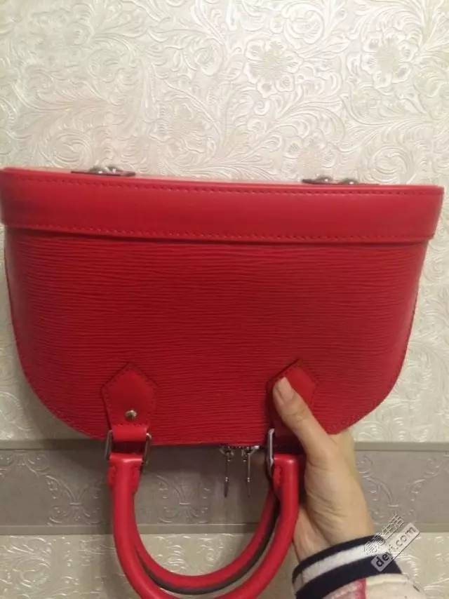 在武汉专柜购买奢侈品包注意脱线变形破皮掉钉！就连LV也...