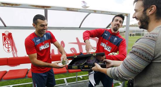 巴萨和格拉纳达哪个强,格拉纳达vs曼联谁赢了