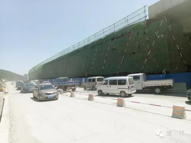 小样探路：经十路夜间施工白天盖钢板通行，非高峰期路况并不糟