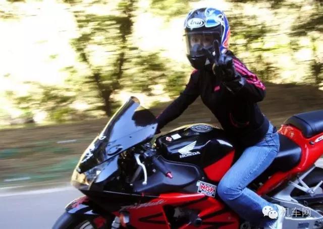 她，身为一名聋哑人，却在男性主宰的摩托世界里活得有声有色