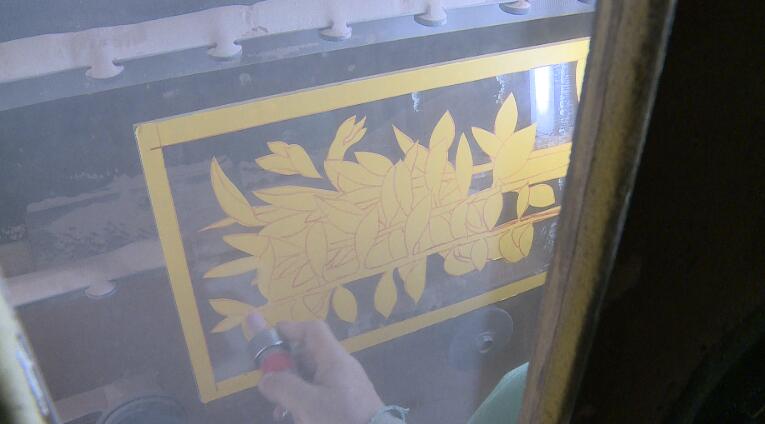 隆回：玻璃浮雕大师阳东华为画痴狂3万元一幅画供不应求