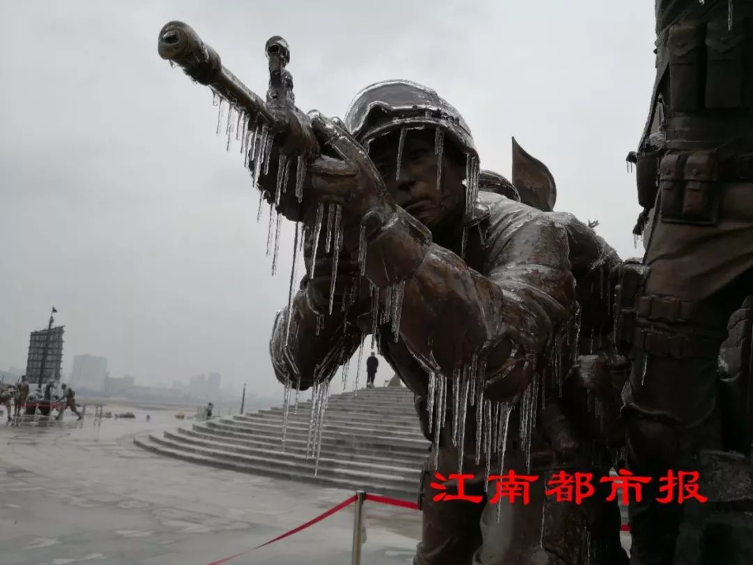 冰雪中的英雄城！这组独特的“冰雕图”，感动一座城···