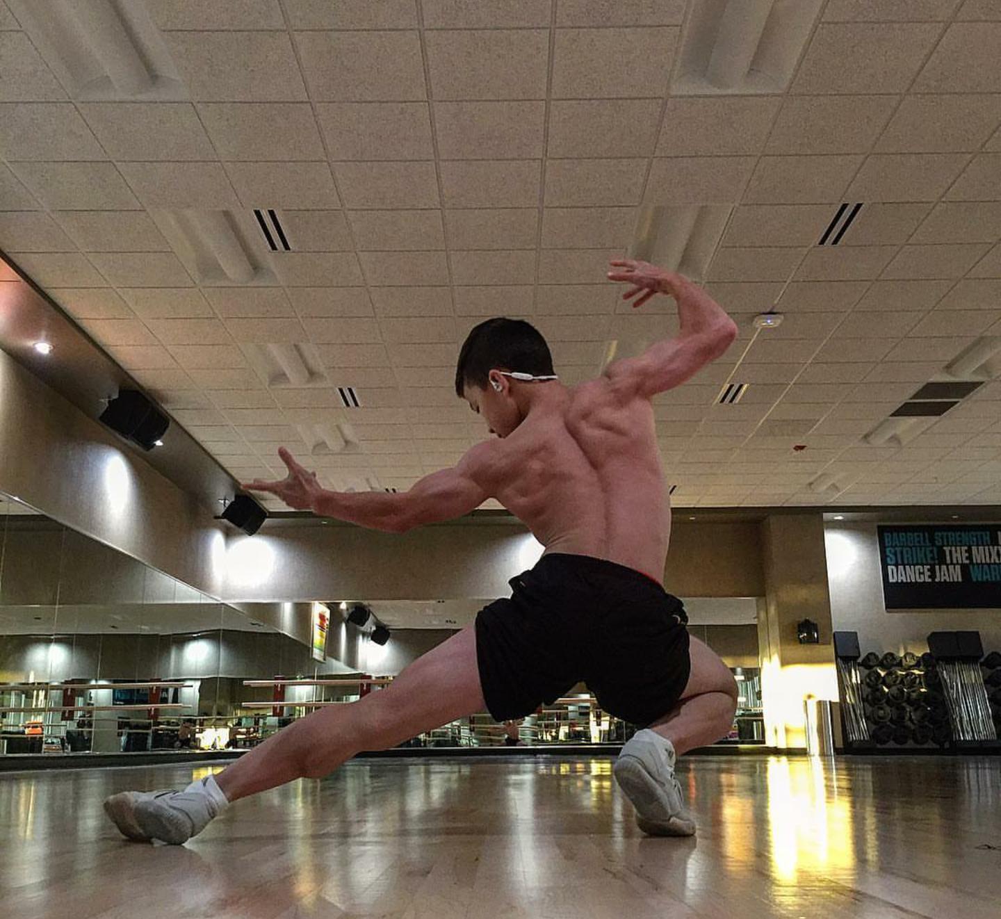 15岁肌肉少年练出健壮肌肉,15岁肌肉少年秀青筋肌肉