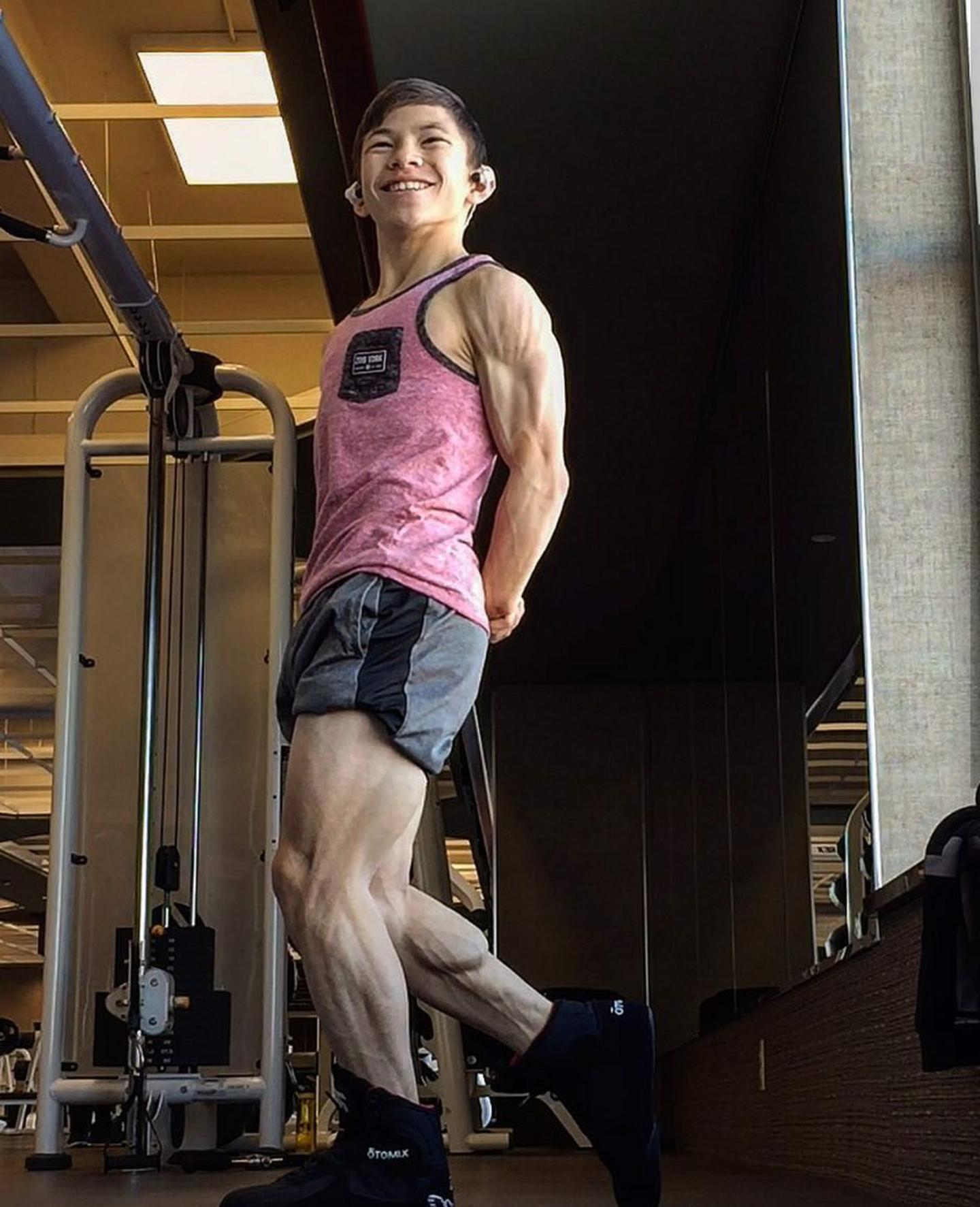 15岁肌肉少年练出健壮肌肉,15岁肌肉少年秀青筋肌肉