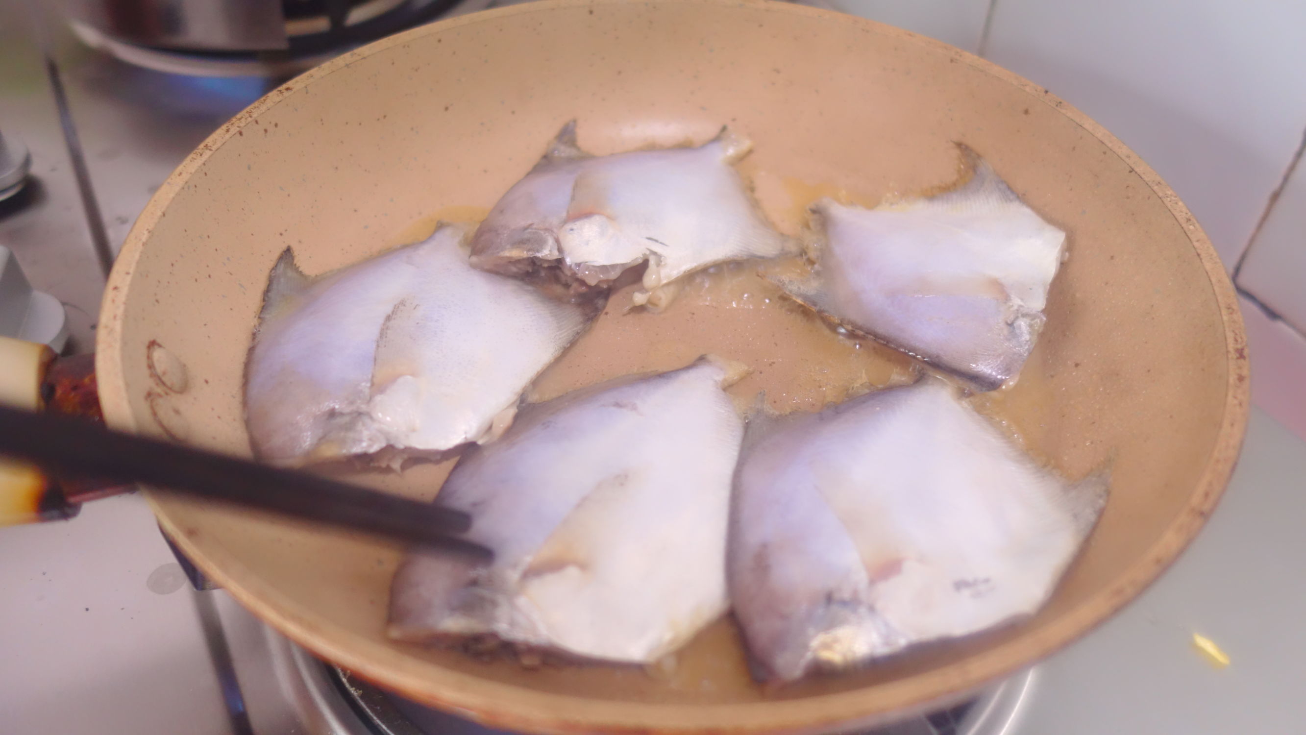 煎好的鱼倒入有甜味的锅里,煲出来香味袭人,简单易做好下饭