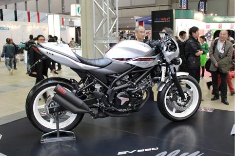 新古典派摩托车铃木SV650X