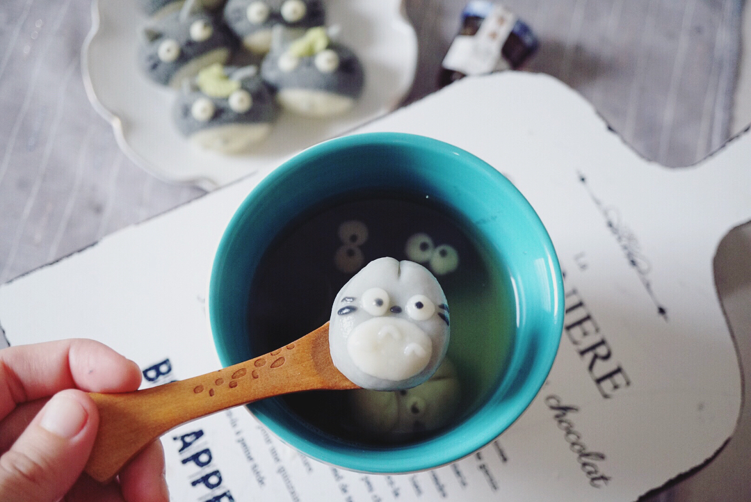 她用蛋糕，做了一个迪士尼亲友团