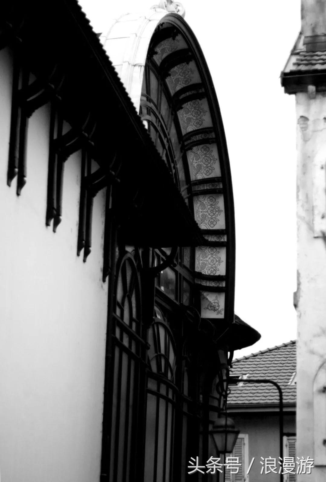 下雪天，在法国依云小镇的户外温泉泡汤，泡的全是依云水