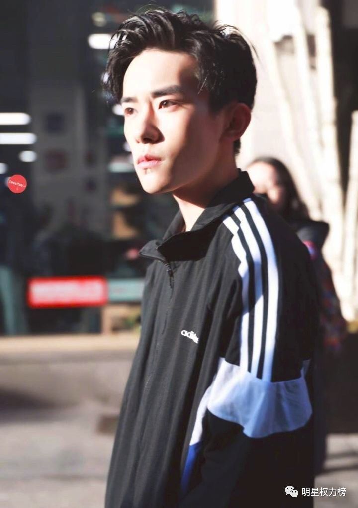 看了王俊凯王源千玺最近露额头的照片，撩妹能力max，女友粉暴涨