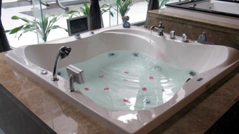 家里浴缸什么材质好,家里装木浴缸实用吗