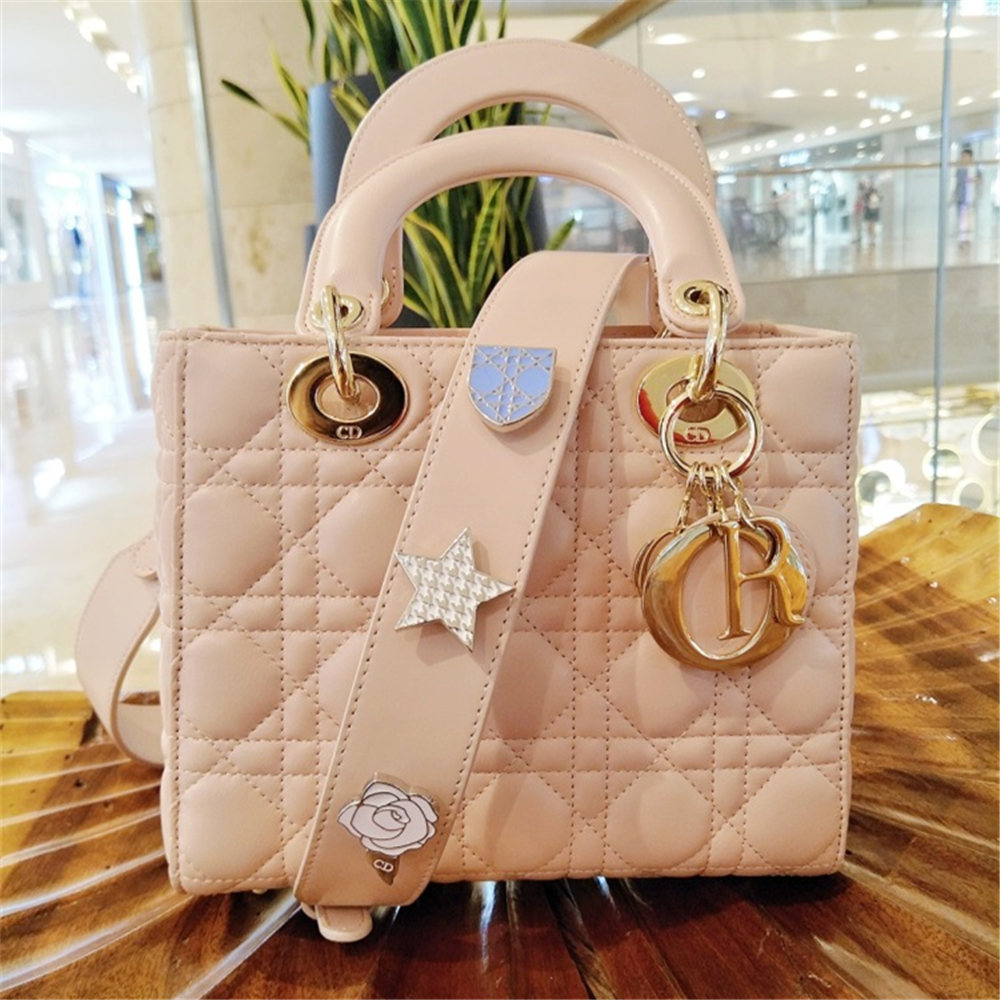 情人节送女朋友礼物什么时间最好 (情人节送女朋友什么礼物比较实用)