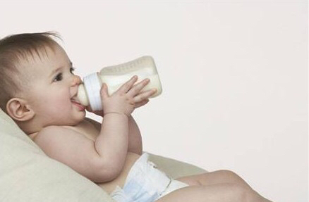 宝宝不爱喝奶粉要喝母乳怎么断奶,宝宝不吃辅食一天800毫升奶粉