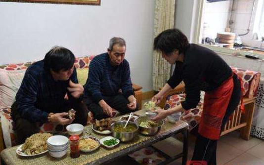 父母的眼里孩子永远是吃不饱的,你在父母眼里永远是个没长大的娃