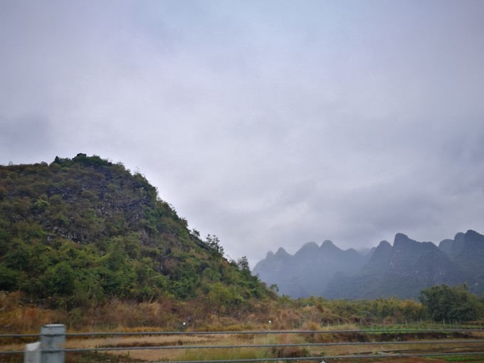 烟雨朦胧中的桂林山水,最简单桂林阳朔西街风景写生图片