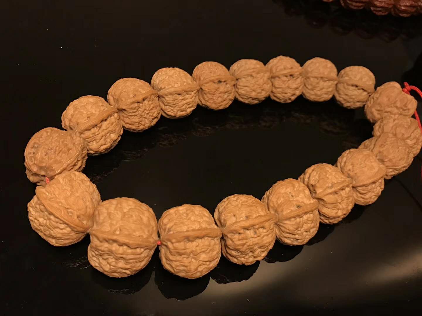 比较火的文玩核桃手串,不打底的文玩核桃手串