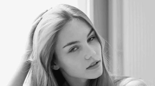 如果你的头发干枯毛躁没有光泽,顺滑有光泽的头发