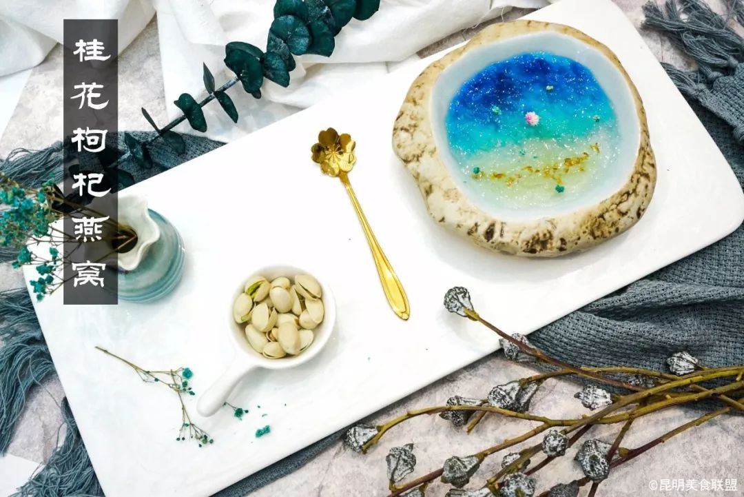 在我家昆明楼下吃碗星空燕窝，10分钟被搭讪了30次！