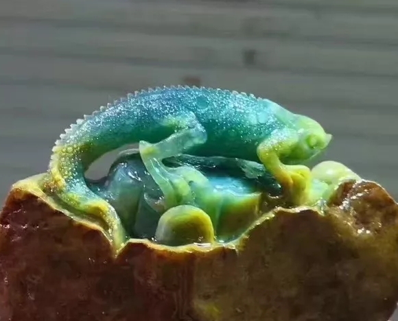 翡翠水滴吊坠的寓意是什么,男士戴如意翡翠吊坠的寓意