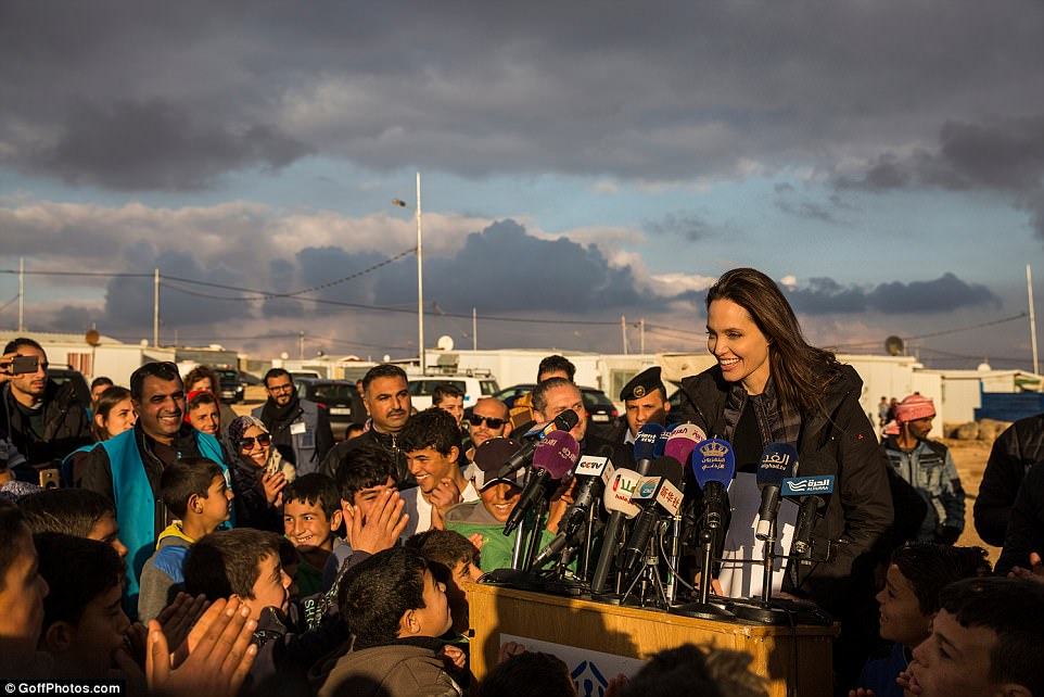 美国小三LV踩场更有第一夫人气势,法国总统夫人头发不梳惨不忍睹