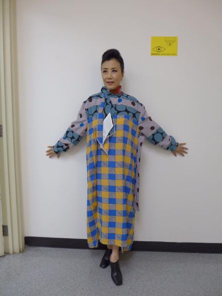 汪明荃不老女神一字肩上衣减龄,汪明荃70岁冬季穿搭