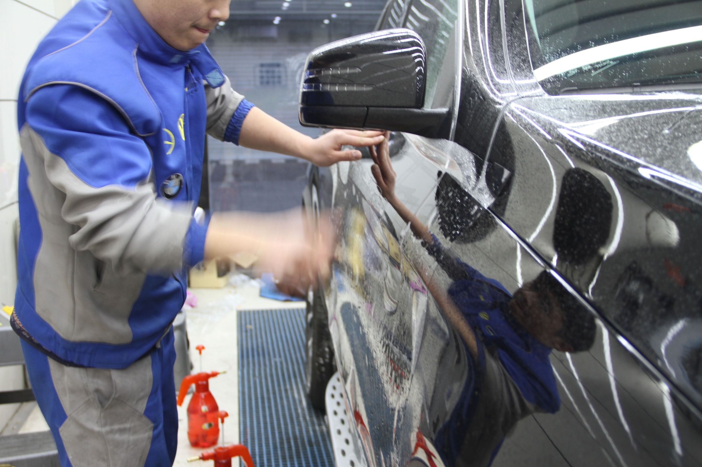 车子贴了隐形车衣可以镀晶吗,新车隐形车衣好还是镀晶好