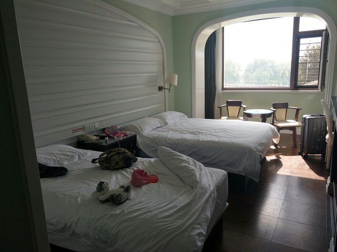 一家老小都去旅游啦,一家老小去游玩