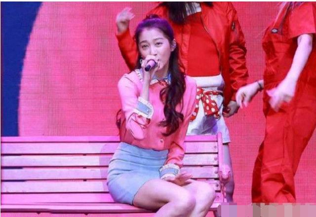 关晓彤走红毯秀好身材,关晓彤北京台春晚粉色裙子视频