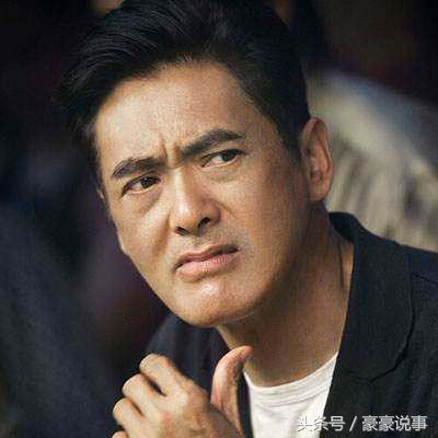 这5位明星家底丰厚，却偏爱地摊货，她20块钱的*袜丝**还讨价还价