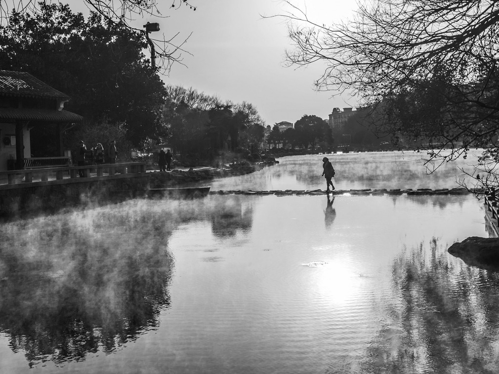 珍珠泉的水韵游览,雪中珍珠泉宛若仙境