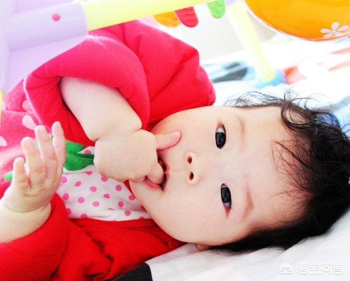 宝宝睡觉一直吃手指哭,不让宝宝吃手就哭怎么办