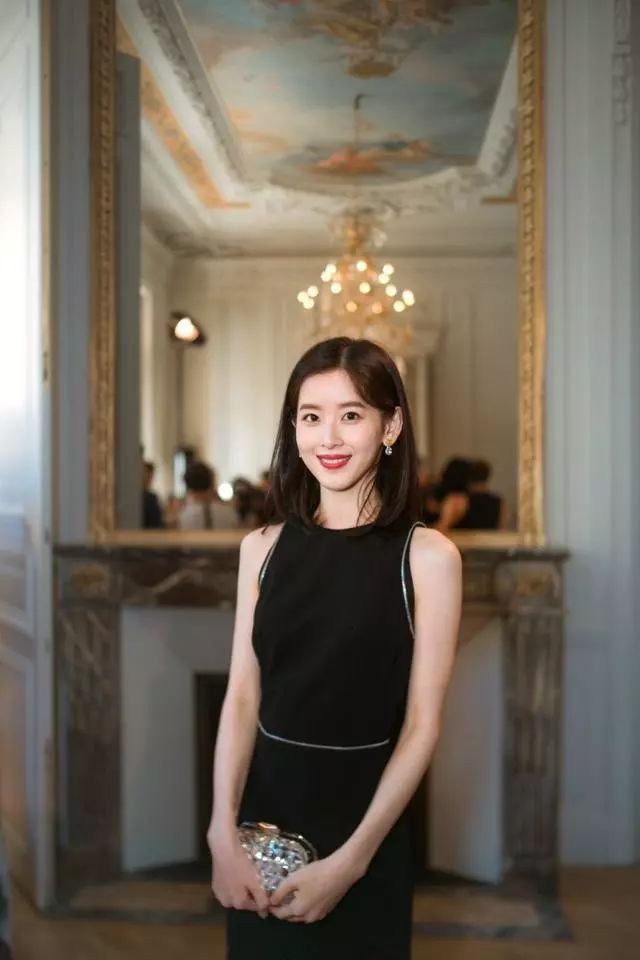 关晓彤奶茶店偶遇真人合照,关晓彤和奶茶妹妹的素颜照曝光