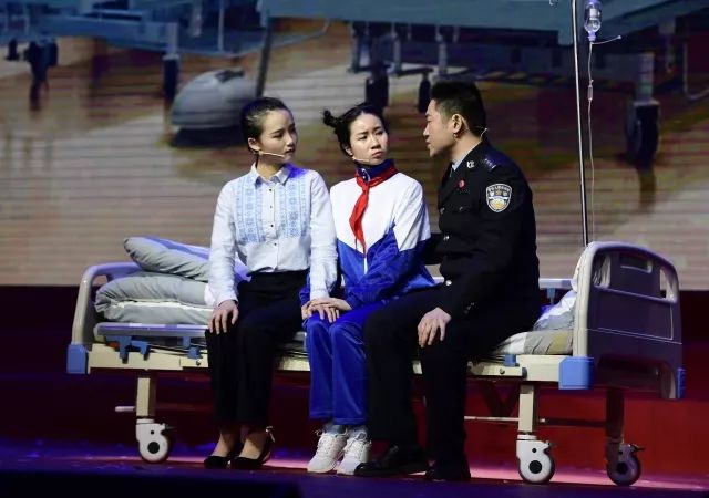警察节目感动全场观众落泪,慰问演出感动