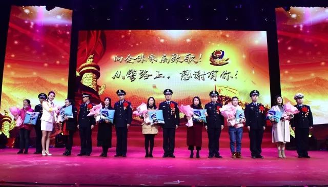 警察节目感动全场观众落泪,慰问演出感动