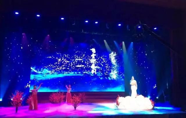 警察震撼人心的表演节目,慰问演出感动