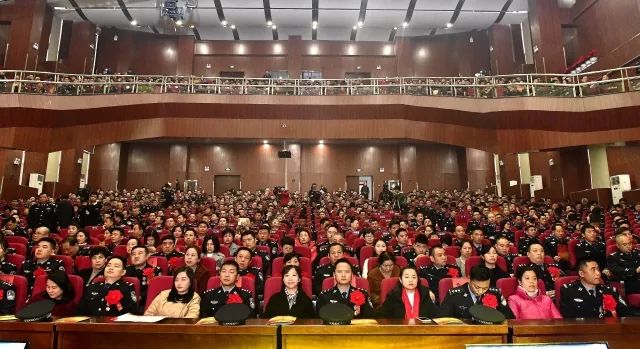 警察震撼人心的表演节目,慰问演出感动