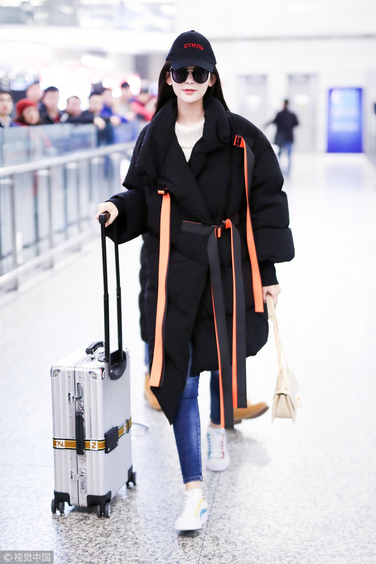 周冬雨古力娜扎同款穿搭,羽绒服凹造型