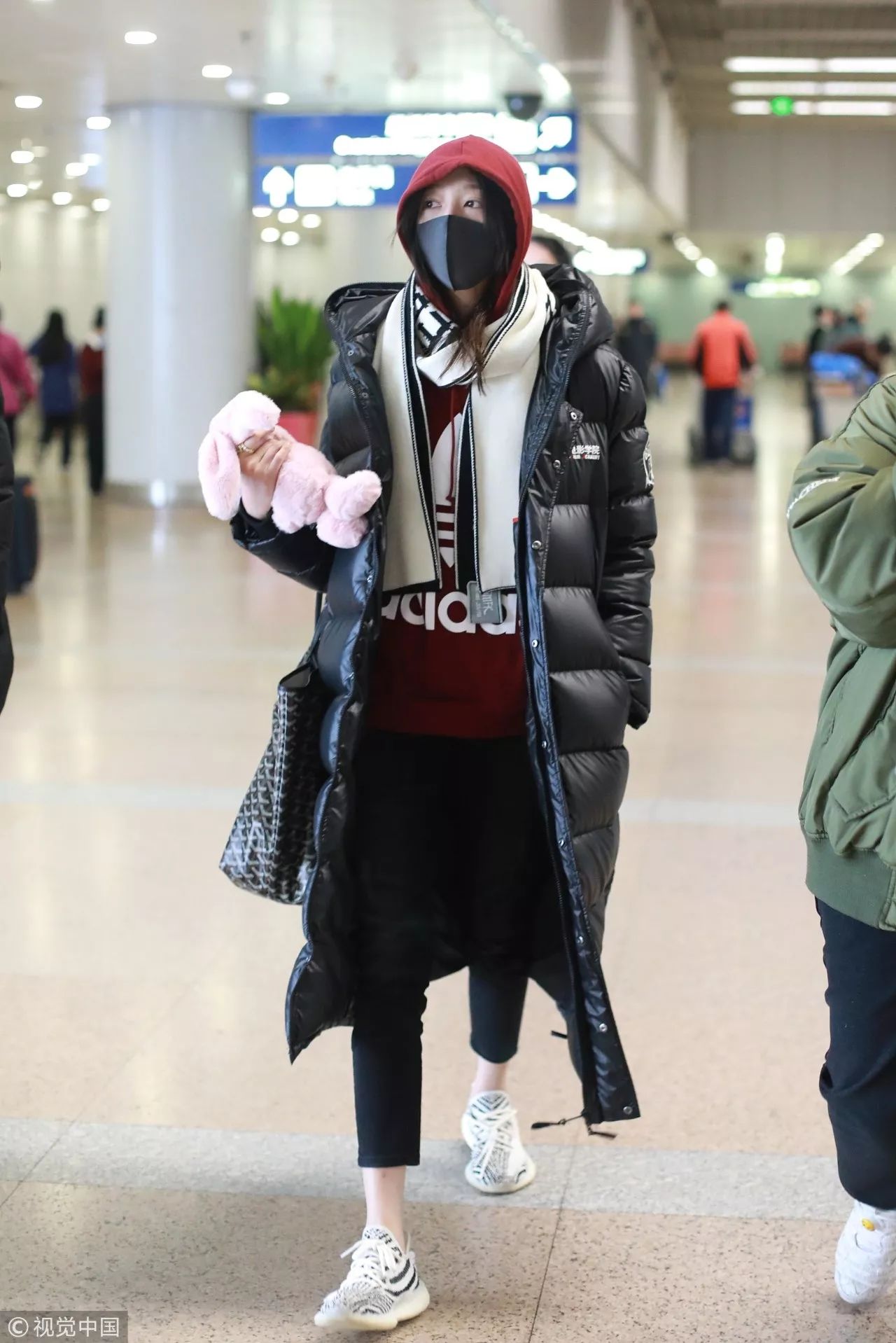 周冬雨古力娜扎同款穿搭,羽绒服凹造型