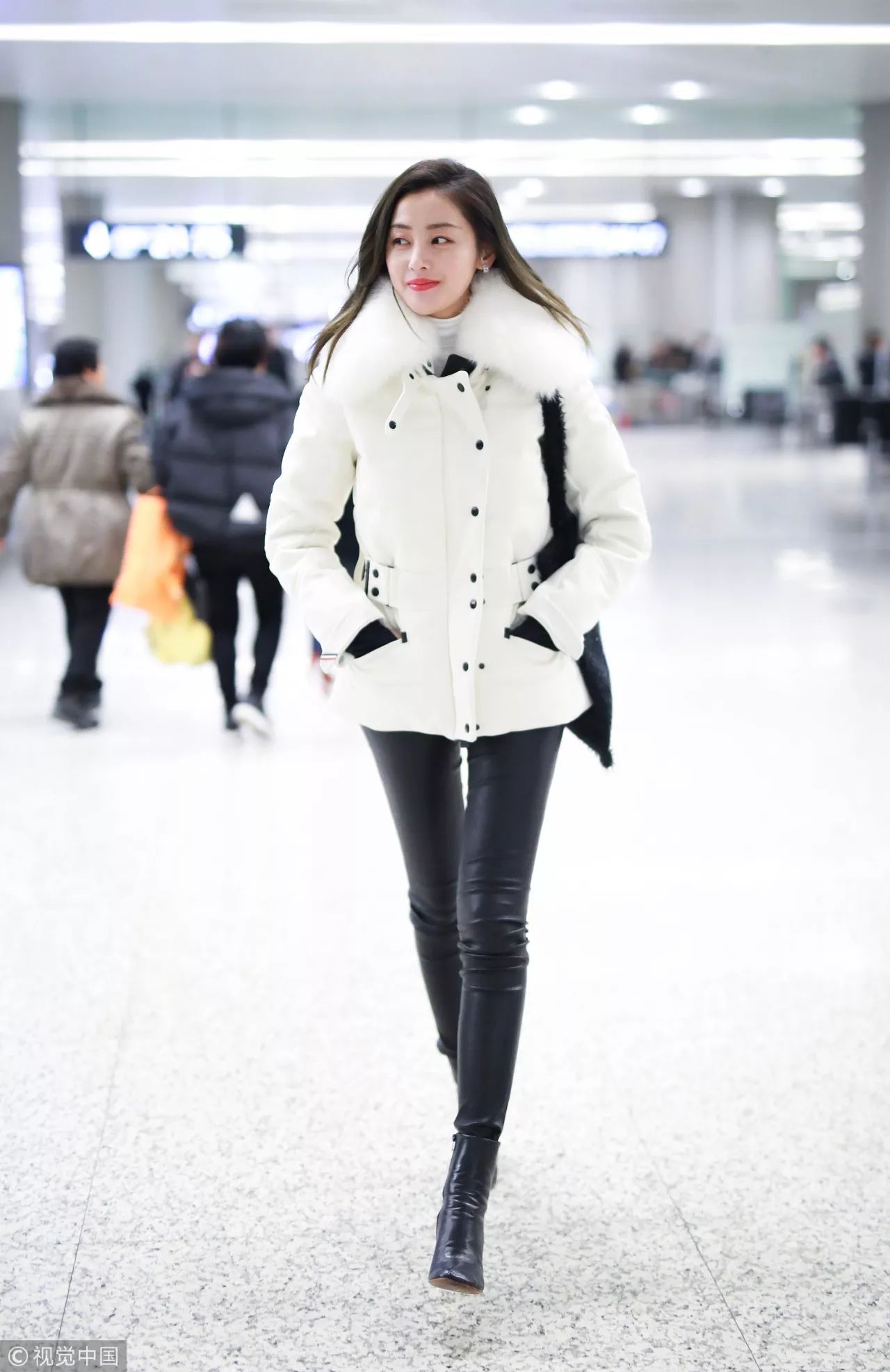 周冬雨古力娜扎同款穿搭,羽绒服凹造型